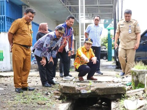 Wagub Jatim Emil Dardak saat meninjau jalan provinsi di Kediri yang rusak dan berlubang