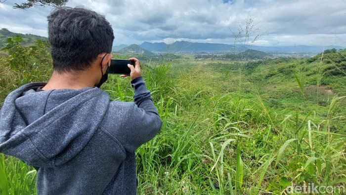 Warga Berdiri di Tebing Tempat Longsor Sampah Cireundeu Terjadi