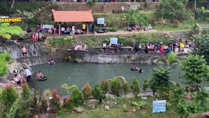 Kabupaten Mojokerto tebar pesona dengan wisata kerennya. Wisata ini mengusung konsep pedesaan dan sawah dengan pemandangan Gunung Penanggungan.