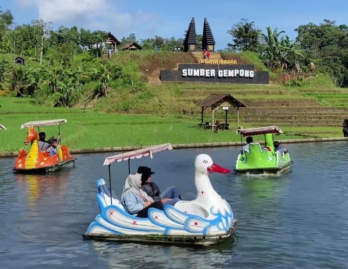 Kabupaten Mojokerto tebar pesona dengan wisata kerennya. Wisata ini mengusung konsep pedesaan dan sawah dengan pemandangan Gunung Penanggungan.
