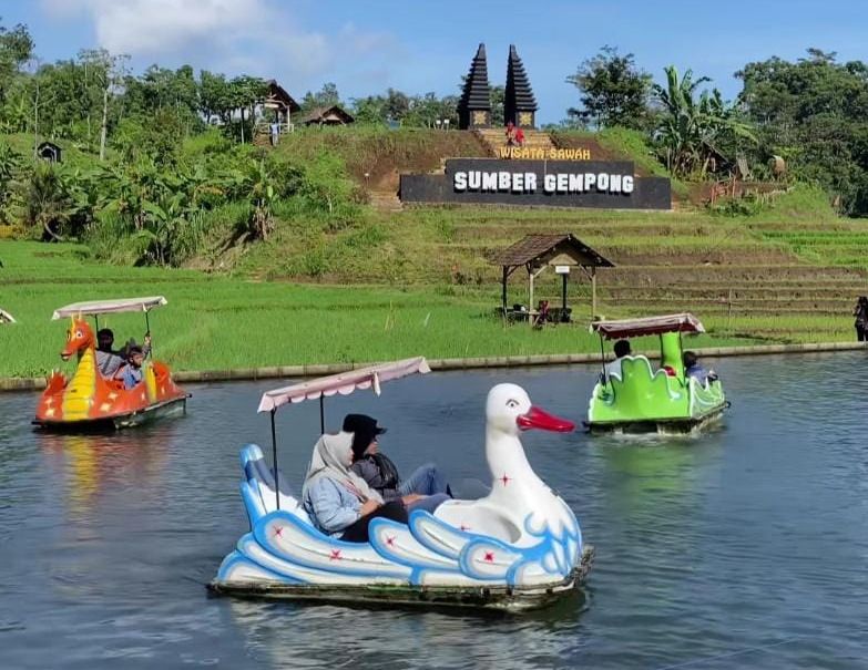 Kabupaten Mojokerto tebar pesona dengan wisata kerennya. Wisata ini mengusung konsep pedesaan dan sawah dengan pemandangan Gunung Penanggungan.