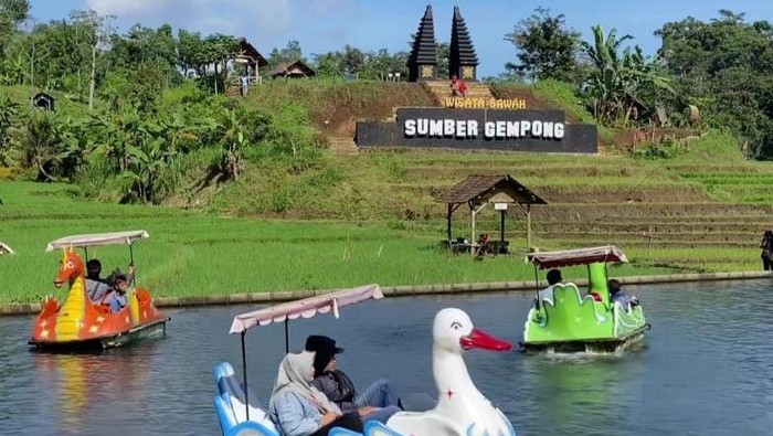 Kabupaten Mojokerto tebar pesona dengan wisata kerennya. Wisata ini mengusung konsep pedesaan dan sawah dengan pemandangan Gunung Penanggungan.