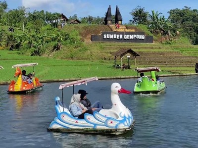 Byurrr... Seru Banget Main Air  di Wisata Sumber Gempong Mojokerto