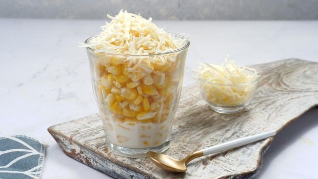 Jasuke or Jagung Susu Keju is A popular sweet and creamy snacks from West Java.steamed sweet corn mixed with milk and grated cheese