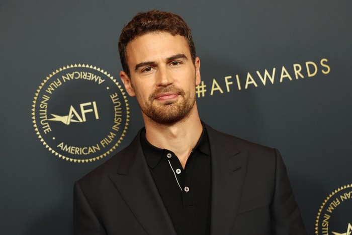 Theo James saat menghadiri AFI Awards Luncheon di Four Seasons Hotel Los Angeles, Beverly Hills, 13 Januari 2023.