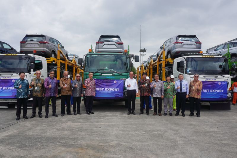 Agus Gumiwang lepas mobil ekspor Toyota Kijang Innova Zenix Hybrid.