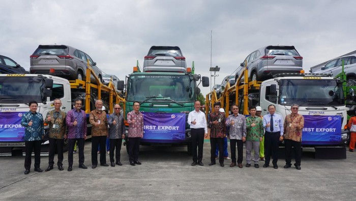Agus Gumiwang lepas mobil ekspor Toyota Kijang Innova Zenix Hybrid.