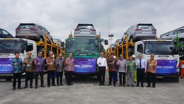 Agus Gumiwang lepas mobil ekspor Toyota Kijang Innova Zenix Hybrid.