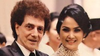 Pernikahan Ahmad Albar dengan Dewi Sri Astuti memasuki usia 14 tahun. Pasangan yang terpaut usia 37 tahun itu, jauh dari kabar miring. Ahmad Albar yang kini berusia 77 tahun menikahi Dewi yang sekarang berusia 40 tahun pada 2009. Foto: Instagram @dewiye04