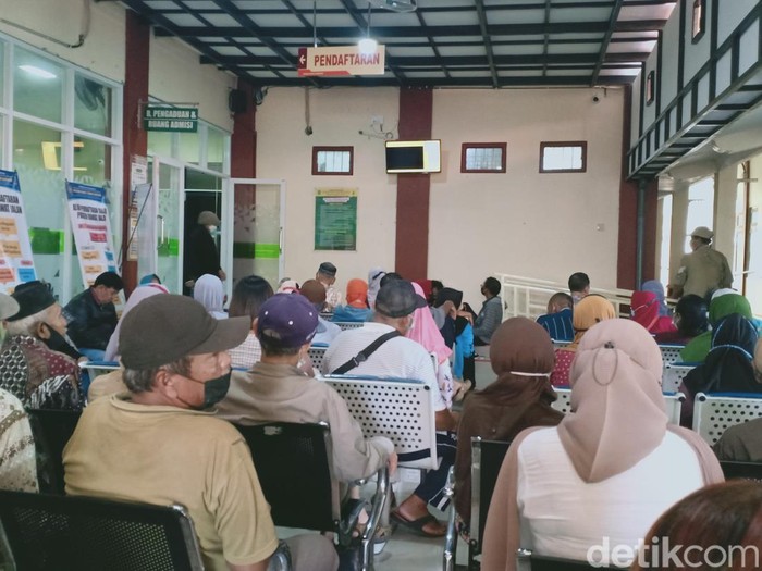 Antrean pasien di RSUD Sogaten Kota Madiun