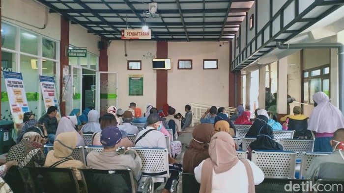 Antrean pasien di RSUD Sogaten Kota Madiun