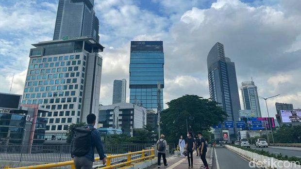 Pancaroba ditandai dengan perubahan cuaca tidak menentu, misalkan cuaca yang semula hujan tiba-tiba berubah menjadi panas. Lalu, apa penyebab musim pancaroba?