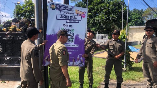 Ratusan baliho kedaluwarsa dicopot Satuan Polisi Pamong Praja (Satpol PP) Kabupaten Badung. (Istimewa)