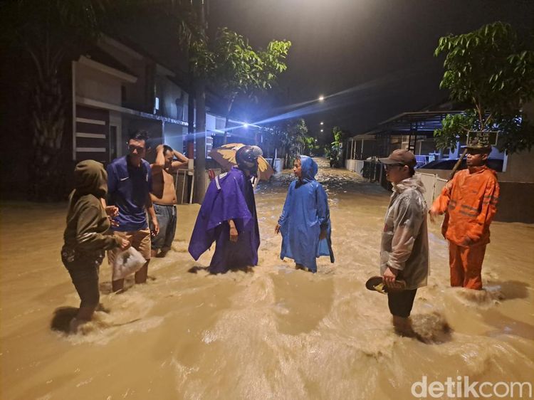 Potret Banjir Driyorejo Gresik Terjang Perumahan akibat Tanggul Jebol