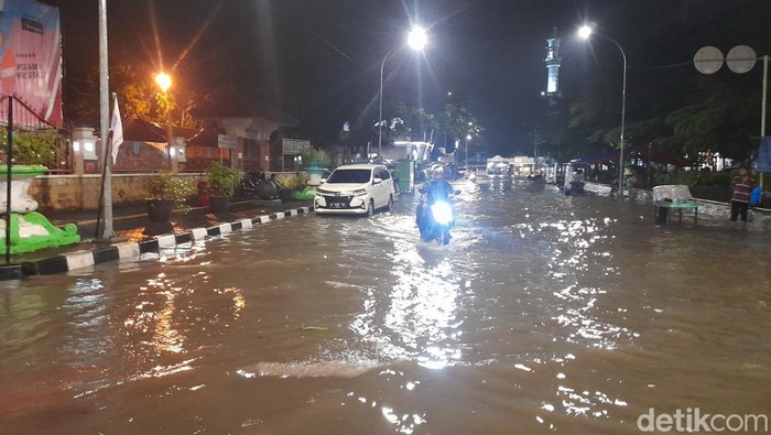 Banjir di sekitar Alun-alun Brebes, Selasa (21/2/2023) malam.