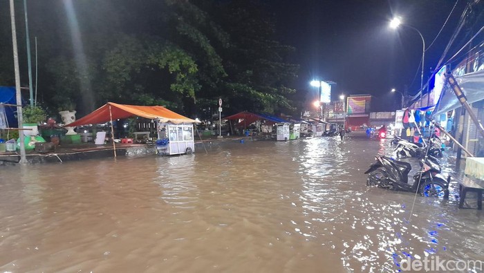 Banjir di sekitar Alun-alun Brebes, Selasa (21/2/2023) malam.