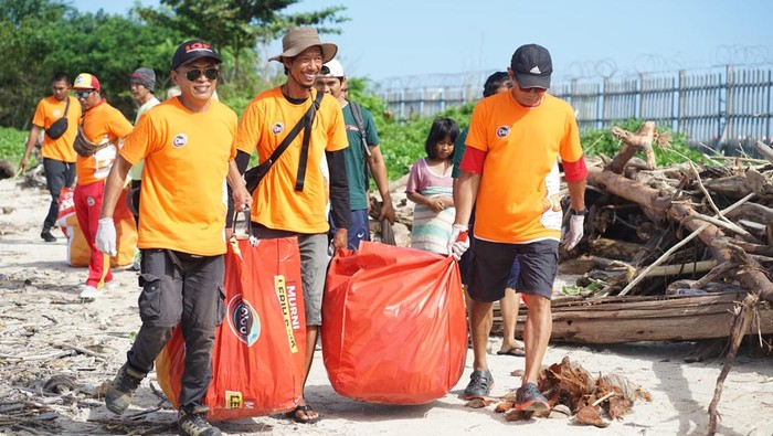 Bersih-bersih Pantai Kelan