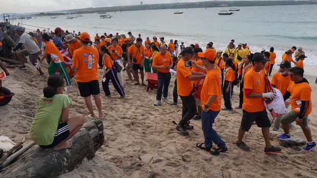 Bersih-bersih Pantai Kelan