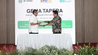 (Ki-ka) : Penandatanganan nota kesepahaman Penyediaan dan Pemanfaatan Layanan Jasa dan Produk Perbankan Syariah dilakukan oleh Sekretaris Jenderal Kementerian Pekerjaan Umum & Perumahan Rakyat Mohammad Zainal Fatah dan Direktur Utama Bank Syariah Indonesia Hery Gunardi.