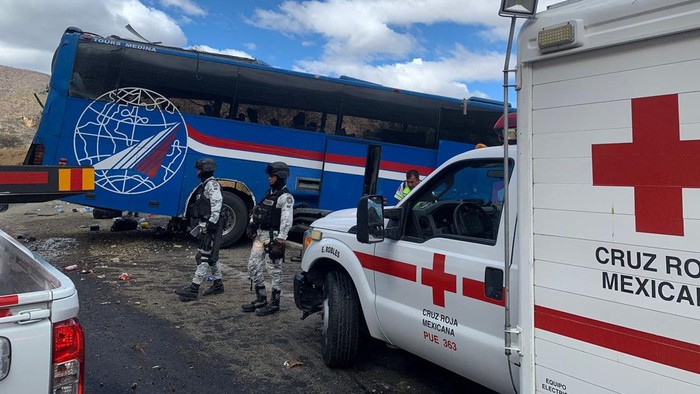 Bus Kecelakaan di Meksiko, 17 Migran Tewas Members of the National Guard stand at the scene of a bus accident which was carrying migrants from Venezuela, Colombia and Central America, in Cuacnopalan, Mexico February 19, 2023. Cruz Roja Puebla/Twitter @CruzRojaPue/Handout via REUTERS THIS IMAGE HAS BEEN SUPPLIED BY A THIRD PARTY. NO RESALES. NO ARCHIVES
