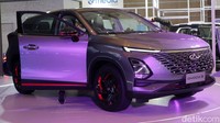 Salah satu tampilan paling ikonik adalah desain grilnya yang terkesan heboh dan mencolok.