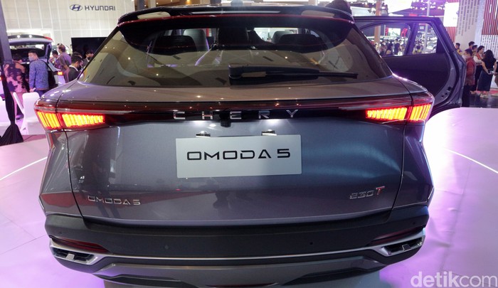 Chery Omoda 5 PT Chery Sales Indonesia (CSI) telah meluncurkan Chery Omoda 5 pada pameran Indonesia International Motor Show atau IIMS 2023. Mereka dengan percaya diri mengklaim, mobil bergaya futuristis tersebut belum punya lawan sepadan di kelasnya.