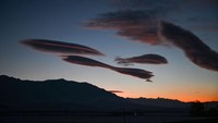 Masih dari kawasan yang sama di Provinsi Van, Turki, awan ini kembali terlihat pada kala senja. Lanskap yang dihasilkan terlihat sangat indah.
