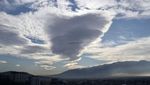 Deretan Fenomena Awan Bertopi di Langit Turki, Indah Banget