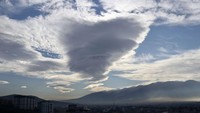 Lalu, awan bertopi ini pun muncul di Provinsi Bursa, Turki.