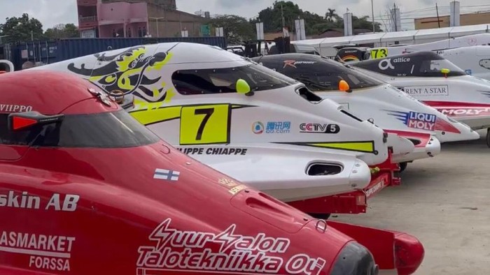 Deretan kapal F1H2O yang terparkir di tepian Danau Toba jelang pembukaan. (Foto: Istimewa)