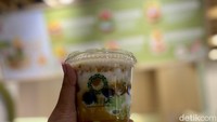 Tak hanya dessert kekinian, di Dessert Markt juga ada tenant yang menawarkan aneka jajanan pasar. Bernama Iky Kue yang menawarkan cenal-cenil. Foto: detikcom/Riska Fitria