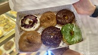 Selain itu ada tenant yang menawarkan donat dengan berbagai topping. Donat ini bisa kamu pesan dari tenant Doughzen. Foto: detikcom/Riska Fitria