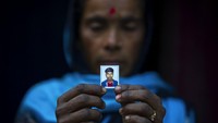 Kebahagiaan mereka berumur pendek. Pada 4 Februari 2023, Ali ditangkap dari rumah mereka dan didakwa menikahi Khatun ketika dia masih di bawah umur. Seminggu kemudian, pria India berusia 22 tahun itu tetap dalam tahanan. Khatun belum bisa bertemu suaminya sejak penangkapannya. (AP Photo/Anupam Nath)