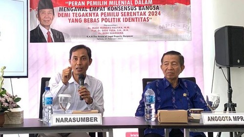Balon DPD Dr. Gede Suardana (kiri) dan anggota DPD Made Mangku Pastika dalam diskusi kebangsaan, Selasa (21/2/2023).