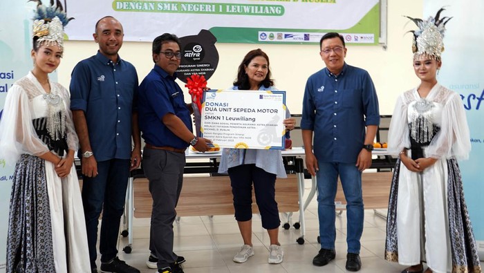 Asuransi Astra Syariah menyalurkan donasi 2 Unit Sepeda Motor operasional kepada SMKN 1 Leuwiliang Bogor