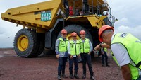Director Huawei Indonesia, Jimmy Christanthio, Chief Enterprise & SME XL Axiata, Feby Sallyanto, dan CTIO & Corporate Information System Division Head at Pamapersada Nusantara, Joseph Lembayung dalam peluncuran The First Hybrid LTE Network on Open Pit Mining & Go Live EwacsPro di Sangatta, Kalimantan Timur pada Senin (20/2). XL Axiata melalui XL Axiata Business Solution menjalin kerja sama dengan PAMA. Kerja sama berupa penyediaan Jaringan Hybrid LTE dan penggunaan perangkat CPE (Customer Premise Equipment) untuk armada tambang batu bara di Sangatta, Kabupaten Kutai Timur, Kalimantan Timur.
