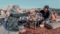El Rumi dekat dengan kedua adiknya. Ini momennya bersama Dul Djaelani ketika kulineran di Turki. Foto: Instagram @elrumi