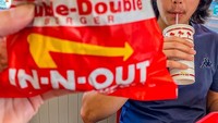 El Rumi pernah ke Amerika dan menikmati burger dari In-N-Out. Tak hanya burger, tapi El juga menikmati segelas cola yang segar. Foto: Instagram @elrumi
