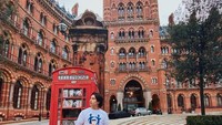 El Rumi tampak keren ketika berpose di depan telepon umum di London. Ini momennya ketika menikmati secangkir kopi hangat. Foto: Instagram @elrumi
