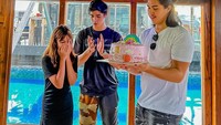 Member dari The Lucky Laki ini juga dekat dengan Shafeeya. Begini momen akrab mereka saat El dan Al memberikan kue ulang tahun. Foto: Instagram @elrumi