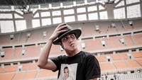 El Rumi, putra kedua Ahmad Dhani yang kerap menarik perhatian. Belakangan ini, El dijodohkan netizen dengan Fuji yang baru saja putus dengan Thariq Halilintar. El dikenal sosok yang hobi kulineran dan suka berbisnis. Foto: Instagram @elrumi