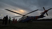 Tim SAR gabungan TNI, Polri, dan Basarnas bersiap di samping Helikopter AW189 milik Polri untuk mengevakuasi korban kecelakaan heli yang ditumpangi Kapolda Jambi di Kerinci dari Stadion Merangin, Jambi, Selasa (21/2/2023).