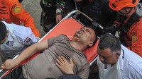 ADC Kapolda Jambi Briptu Aditya ditandu setibanya di Stadion Merangin.