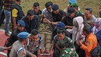 Dirreskrimum Polda Jambi Kombes Pol Andri Ananta digiring menggunakan tandu oleh sejumlah petugas gabungan.