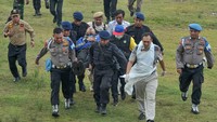 Sebagaimana diketahui, helikopter Ditpolairud Jambi terpaksa mendarat darurat di perbukitan Tamiai, Muara Empat, Kabupaten Kerinci, Jambi, pada Minggu (19/2). Kedelapan pilot dan penumpang mengalami luka akibat insiden tersebut.