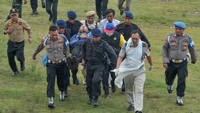 Hingga Selasa sore, tim gabungan TNI, Polri dan Basarnas berhasil mengevakuasi empat korban kecelakaan helikopter melalui udara. Ini foto-foto terkininya.