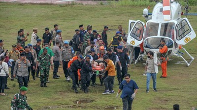 Foto-foto Terkini Evakuasi Korban Kecelakaan Heli di Jambi