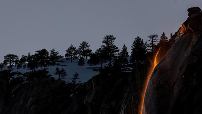 Fenomena Air Terjun Api di Taman Nasional Yosemite California Horsetail Fall at El Capitan is seen during sunset in Yosemite National Park, California, U.S., February 15, 2023. The phenomenon of this vista only occurs for only few days in February each year when several weather and climatic conditions are just right. REUTERS/Carlos Barria