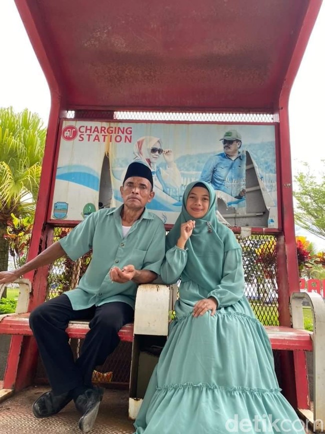 Wanita yang berasal dari Ciamis, Jawa Barat itu menikah dengan Emen pada 13 Desember 2018 di Pangandaran. Keduanya sepakat hanya menggelar ijab kabul pernikahan dan tidak mengadakan acara lainnya. Sudah tiga tahun menjalani pernikahan dengan pria yang usianya terpaut jauh, Ana mengungkapkan tidak mengalami kesulitan berarti, termasuk soal berkomunikasi. Foto: Dok. pribadi Ana Amalia.