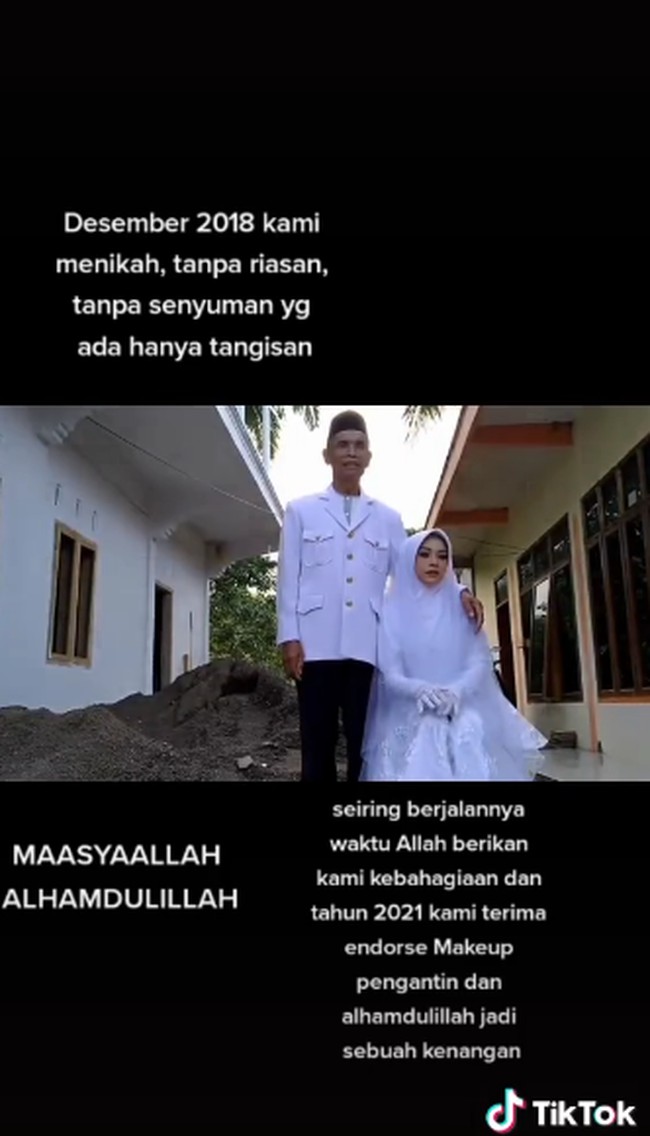 Kisah pasangan ini mencuri atensi netizen karena terpaut usia 36 tahun. Cerita mereka berawal dari sang wanita Ana Amalia yang mengunggah kisah cintanya lewat akun TikTok @anaamalia54. Foto: Dok. TikTok @anaamalia54.
